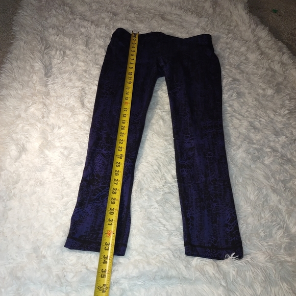 Kirckland purple snakeskin pattern cropped legging - Picture 4 of 6
